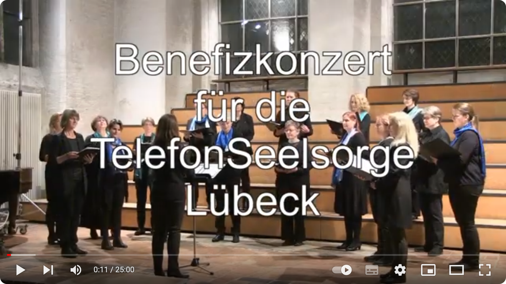 Benefizkonzert bei Kerzenschein mit Play-Button, der zu einem YouTube-Video führt